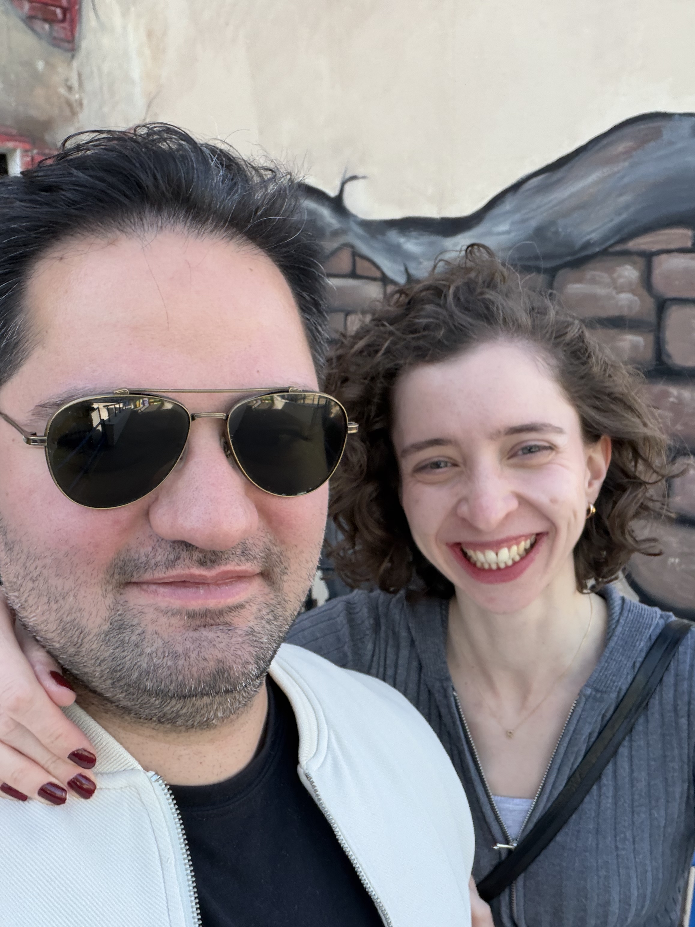 Kutlama hissi taşıyan gerçek çift fotoğrafı