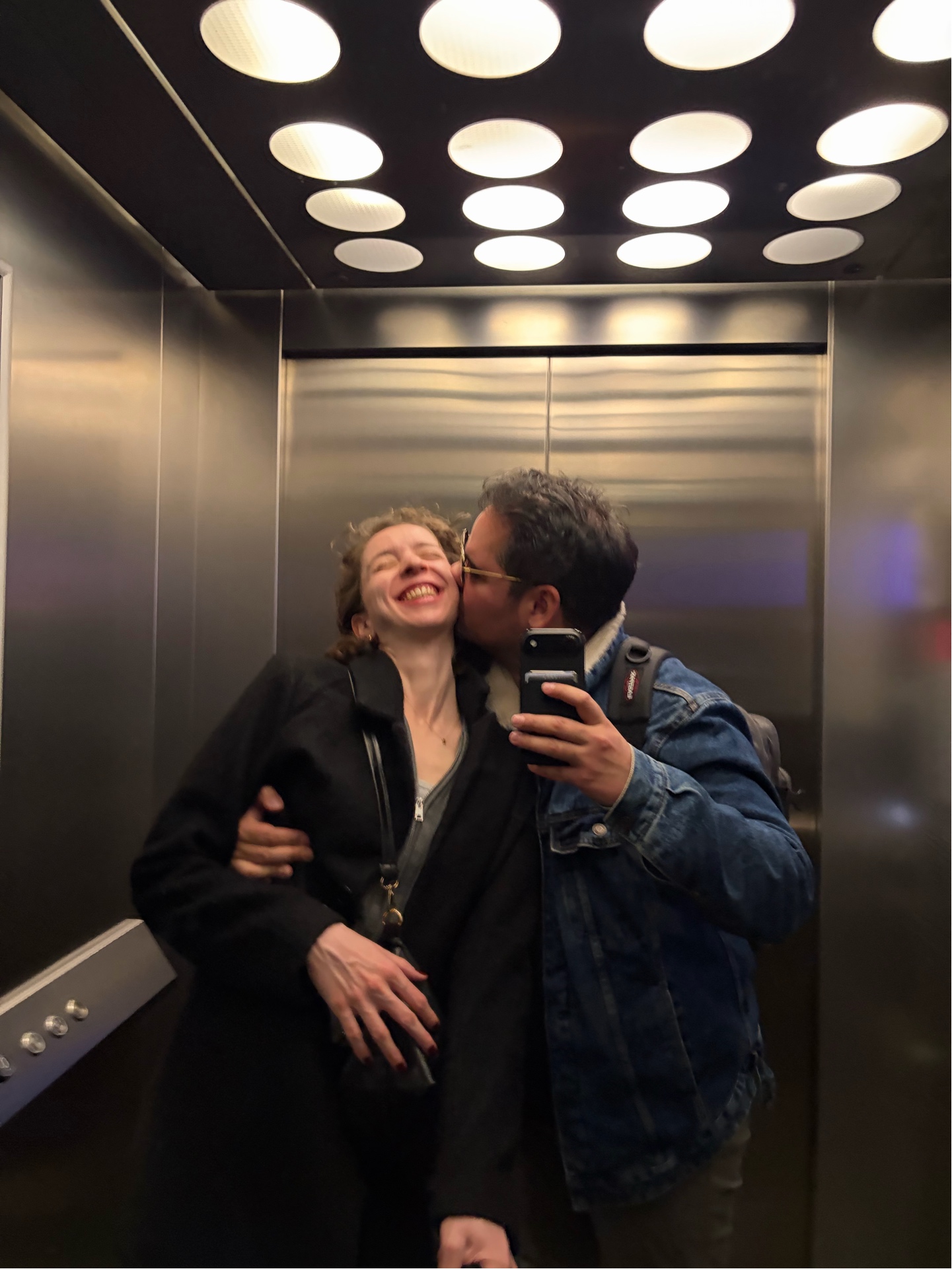 Birlikte gülümseyen gerçek bir an